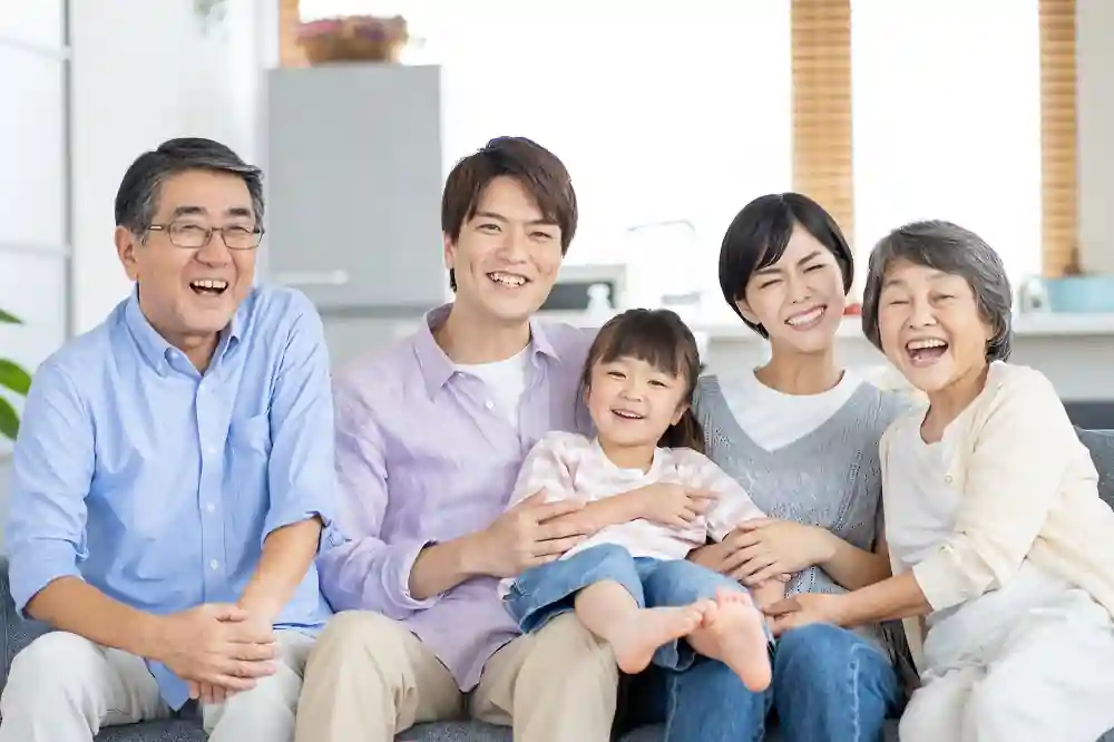 三世代で笑顔に過ごす家族の様子