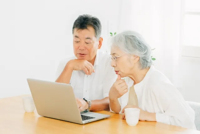 パソコンを使って一緒に学習するシニア夫婦
